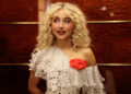 Sabrina Carpenter sabe o que está fazendo