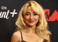 Sabrina Carpenter tem fãs a chamando de ‘Cowgirlbina’ em look de minishorts