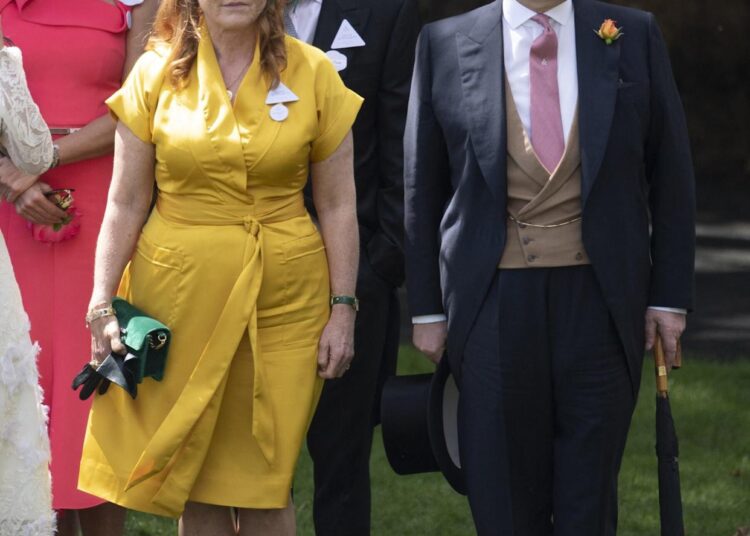Sarah Ferguson poderia abandonar o príncipe Andrew para se salvar em meio à perda de títulos reais: relatório