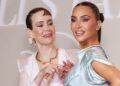 Sarah Paulson agarra a bunda de Kim Kardashian depois de bater nela