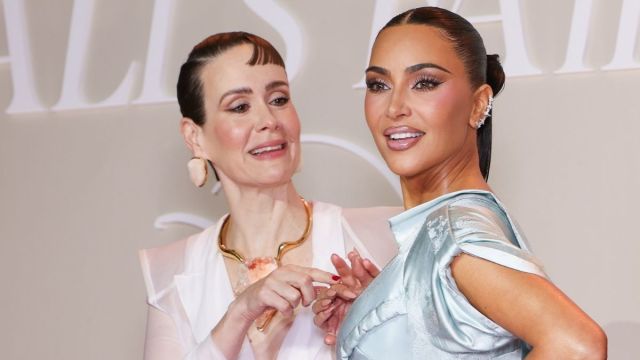 Sarah Paulson agarra a bunda de Kim Kardashian depois de bater nela