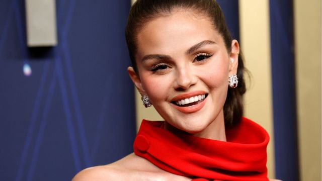 Selena Gomez chama a atenção em lingerie preta em fotos antigas