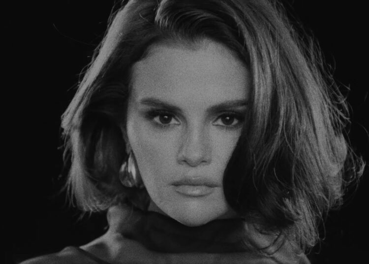 Selena Gomez lança novo single “In the Dark”: assista ao videoclipe