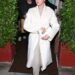 Selena Gomez mantém seu estilo nupcial vivo com sapatilhas brancas