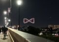 Drones vistos da ponte Lorain-Carnegie em 17 de outubro de 2024.