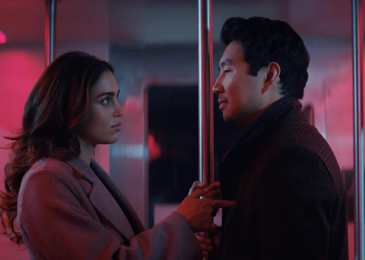 Simu Liu e Melissa Barrera jogam jogos de espionagem no teaser de 'The Copenhagen Test'