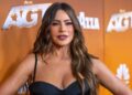 Sofia Vergara usando maiô preto com decote ousado merece uma segunda olhada