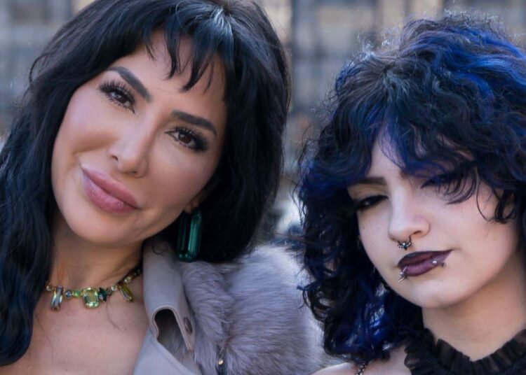 Sophia, 16, filha de 'Mãe adolescente' Alum Farrah Abraham, leva os fãs ao frenesi com a revelação de uma enorme tatuagem - Star Magazine