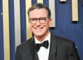 Stephen Colbert interpreta o anfitrião vilão contra o tipo em Elsbeth
