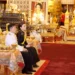 Suas Majestades realizam ritos de banho reais para a Rainha Sirikit, a Rainha Mãe