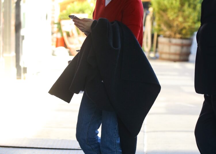 Suéter vermelho tomate e jeans de Jennifer Lawrence trazem a moda francesa para Nova York