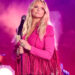 Superstar country se transforma em bruxa para novas fotos de 'Pure Magic'