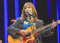 Suzy Bogguss, nativa de Aledo, introduzida no Grand Ole Opry