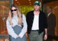 Sydney Sweeney usa vestido curto enquanto segura as mãos com scooter braun