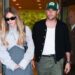 Sydney Sweeney usa vestido curto enquanto segura as mãos com scooter braun