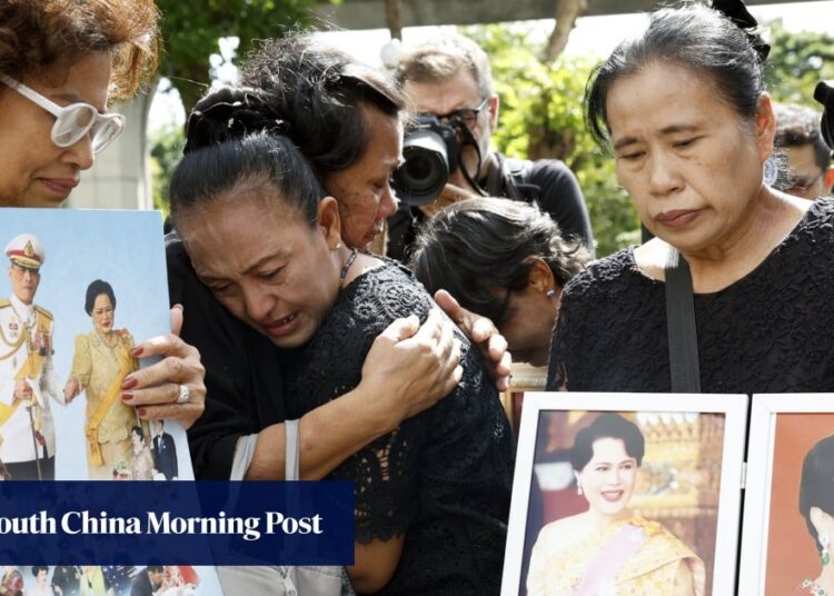 Tailândia lamenta a Rainha Sirikit no início do funeral real de um ano