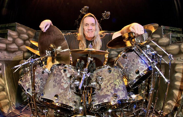 “Talvez me peçam para fazer algumas músicas” – NICKO MCBRAIN sobre um possível novo álbum de estúdio do IRON MAIDEN
