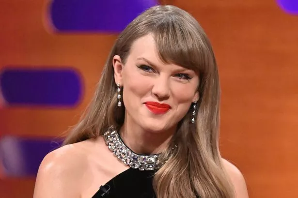 Taylor Swift Ditches Loiro Londe em grande transformação para novo videoclipe