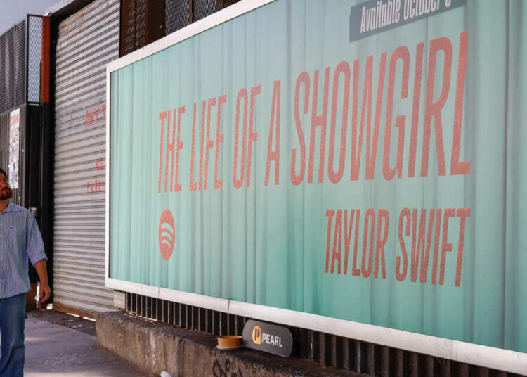 Taylor Swift Novo Álbum The Life of A Showgirl vs The Torturt Poets Department: Reviews, Spotify Records, Músicas de tendências virais