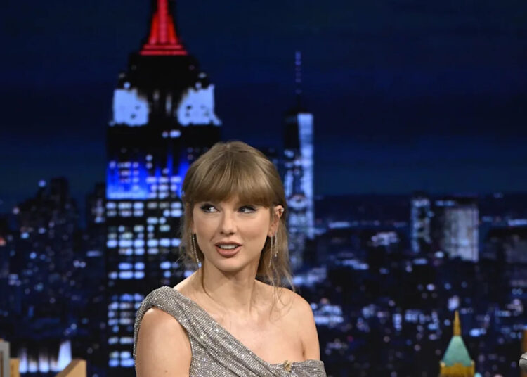 Taylor Swift acabou de revelar * exatamente * o que Travis Kelce disse antes de propor