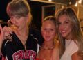Taylor Swift combina anel de noivado com minivestido dos Chiefs no jogo do Lions
