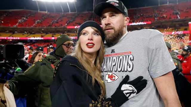 Taylor Swift desmascara os rumores e alegações do Super Bowl que não tem 'nada a ver com' Travis Kelce