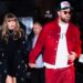 Taylor Swift e Travis Kelce comemoram a vitória dos Chiefs com amigos em fotos de festa