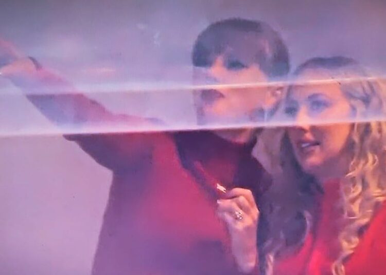 Taylor Swift é filmada no jogo Chiefs-Commanders de Travis Kelce