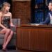 Taylor Swift mantém sua era de showgirl com visual floral para show de Seth Meyers