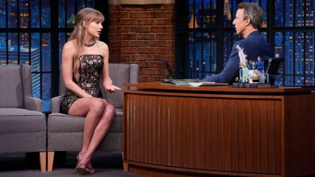 Taylor Swift mantém sua era de showgirl com visual floral para show de Seth Meyers