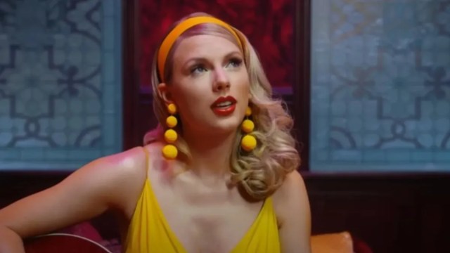 Taylor Swift opta por gola alta vermelha para o jogo de Travis Kelce