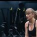 Taylor Swift pronta para a academia com corrente de ouro e regata leva os fãs ao frenesi