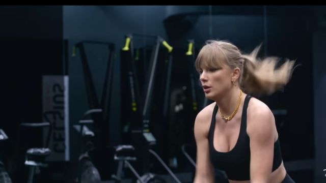 Taylor Swift pronta para a academia com corrente de ouro e regata leva os fãs ao frenesi