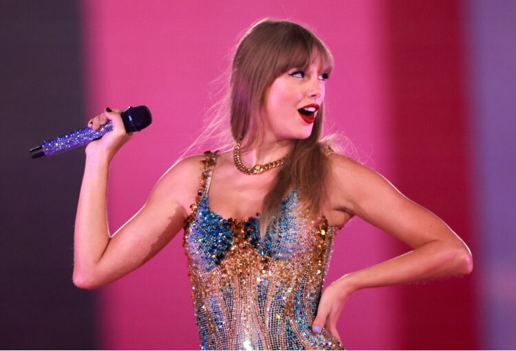Taylor Swift se move para a era 'Showgirl' com o novo álbum pop