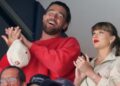 Taylor Swift veste mini-saia na noite de travis kelce à noite antes do lançamento do álbum