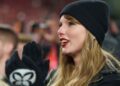 Taylor Swift vista usando um minivestido enorme para o jogo de Travis Kelce