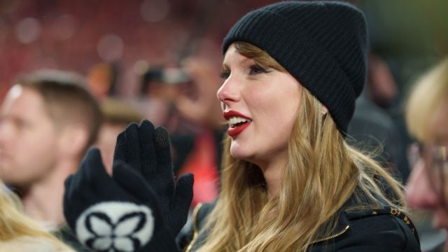 Taylor Swift vista usando um minivestido enorme para o jogo de Travis Kelce