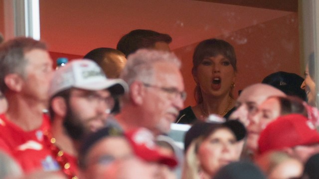 Taylor rouba os holofotes com um minivestido durante o jogo de Travis Kelce