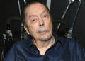 Tim Curry diz que seu crânio foi ‘esmagado’ durante uma cirurgia de emergência para salvar sua vida após um acidente vascular cerebral em 2012