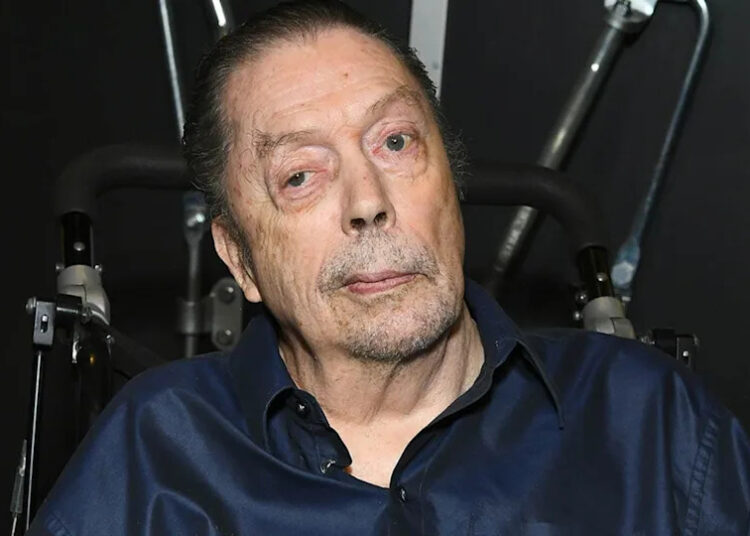 Tim Curry diz que seu crânio foi ‘esmagado’ durante uma cirurgia de emergência para salvar sua vida após um acidente vascular cerebral em 2012