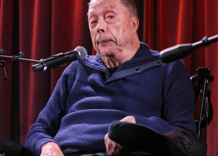 Tim Curry revela a reação surpreendente de sua mãe ao sucesso de ‘Rocky Horror Picture Show’