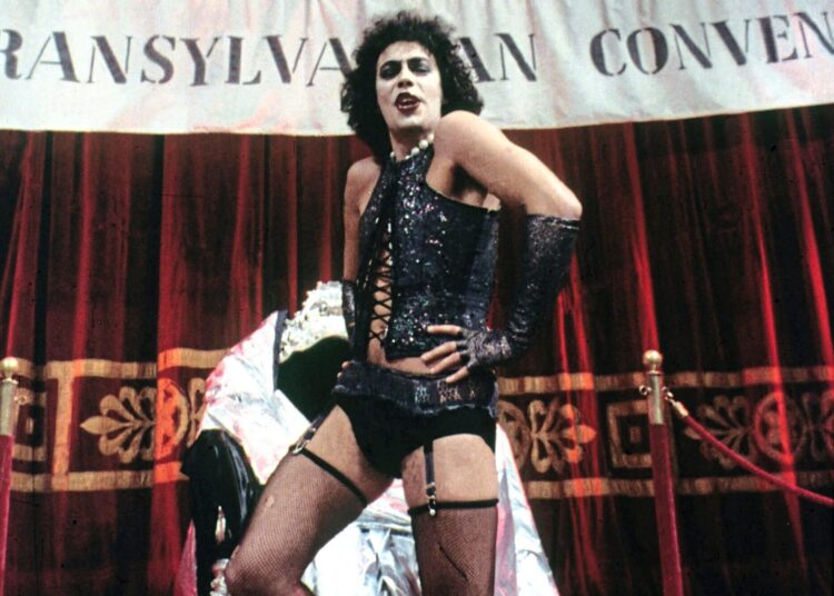 Tim Curry usou sotaque britânico em 'The Rocky Horror Picture Show' após um encontro com um estranho - Globe Magazine