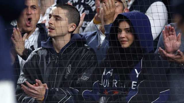 Timothee Chalamet e Kylie Jenner coordenam looks para noite de jogos