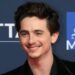 Timothée Chalamet tem fãs conversando enquanto carrega uma pequena bolsa