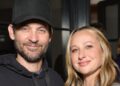 Tobey Maguire apoia a ex-mulher Jennifer Meyer na festa da marca de joias