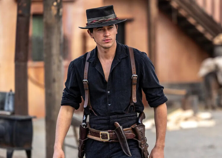Tom Blyth estava 'arrogante' sobre suas habilidades de equitação na primeira temporada de “Billy the Kid”, mas agora ele está no 'nível profissional' (exclusivo)