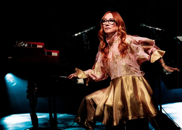Tori Amos retorna para lutar contra "Lizard Demons" no novo álbum
