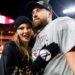 Travis Kelce festeja com Taylor Swift e amigos após a vitória dos Chiefs