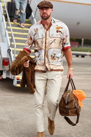 Travis Kelce usa roupa inspirada em madeira com aceno sutil para a "Life of a Showgirl" de Taylor Swift, de Taylor Swift