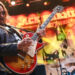 Tributos comoventes de fãs chegam após a morte do icônico roqueiro Ace Frehley